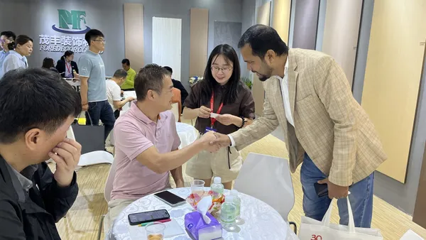 展會攤位上與客戶握手洽談