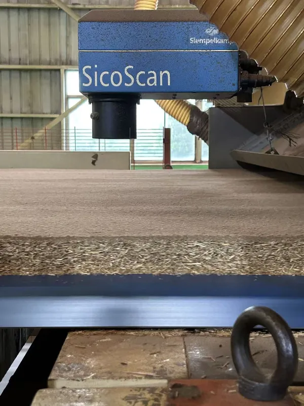 刨花鋪裝線上的 Siempelkamp SicoScan 檢測裝置